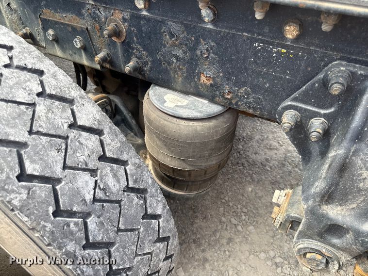 image for item DY8193 2007 Peterbilt 386 semi truck