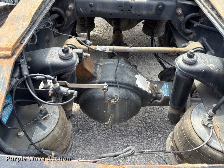 image for item DY8193 2007 Peterbilt 386 semi truck