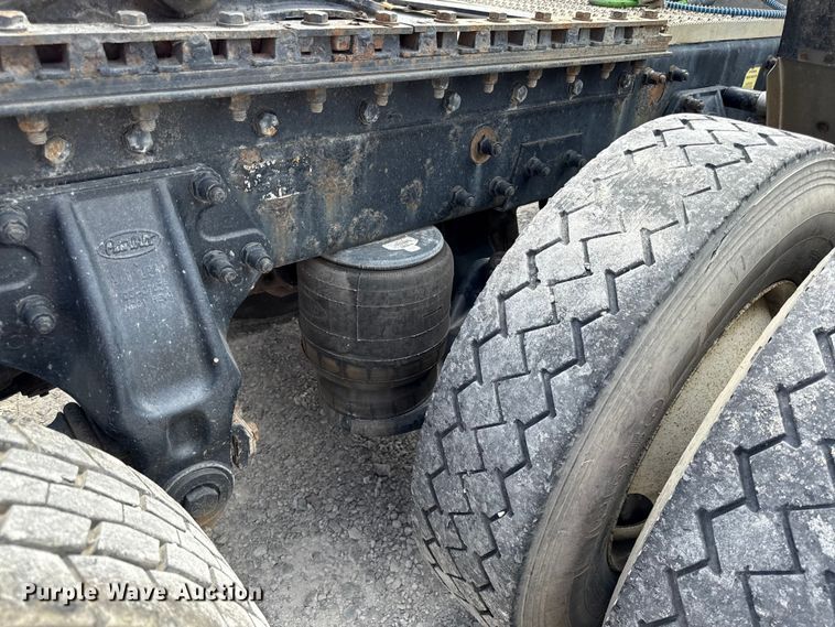 image for item DY8193 2007 Peterbilt 386 semi truck