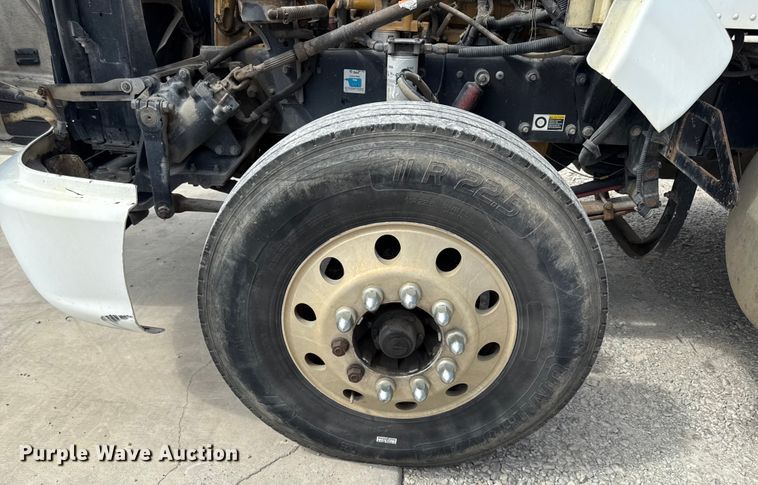 image for item DY8193 2007 Peterbilt 386 semi truck