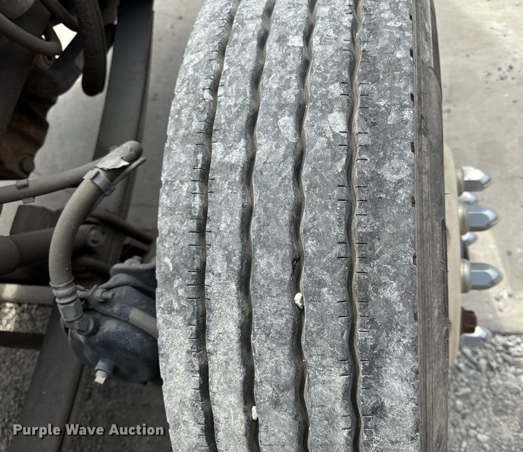 image for item DY8193 2007 Peterbilt 386 semi truck