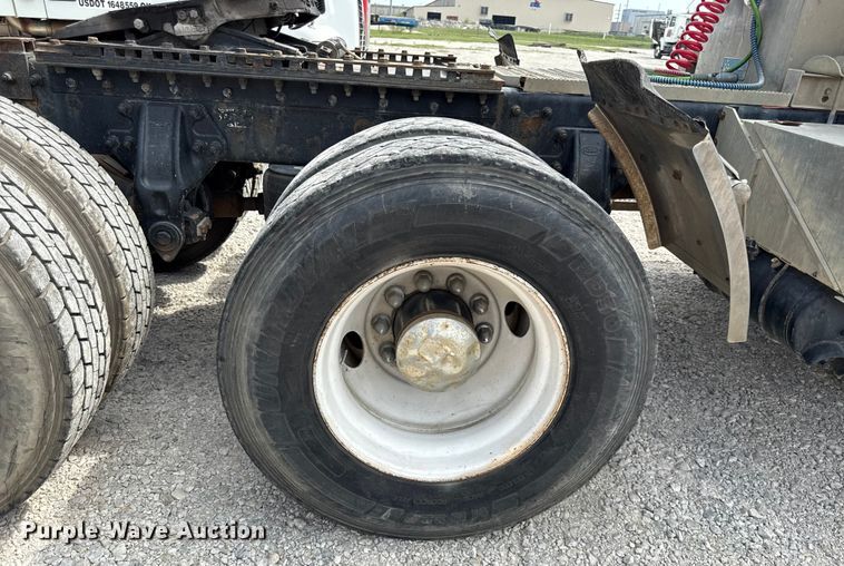 image for item DY8193 2007 Peterbilt 386 semi truck