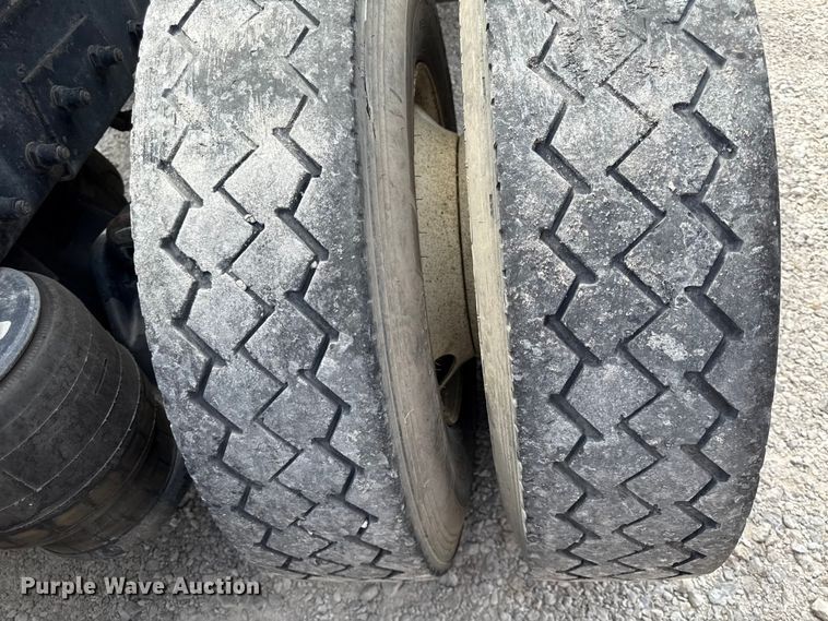 image for item DY8193 2007 Peterbilt 386 semi truck