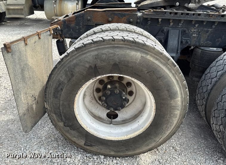 image for item DY8193 2007 Peterbilt 386 semi truck