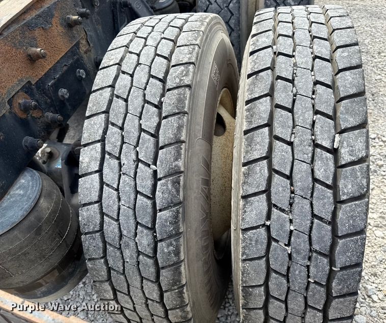 image for item DY8193 2007 Peterbilt 386 semi truck