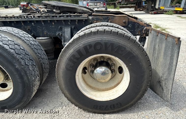 image for item DY8193 2007 Peterbilt 386 semi truck