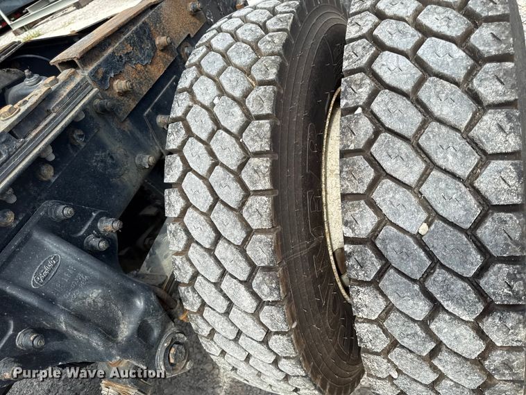 image for item DY8193 2007 Peterbilt 386 semi truck