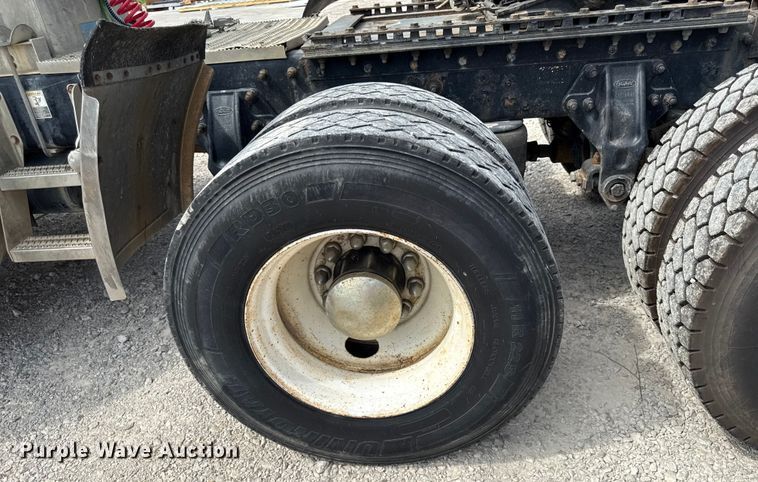 image for item DY8193 2007 Peterbilt 386 semi truck