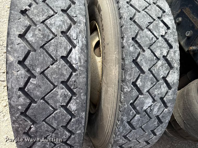 image for item DY8193 2007 Peterbilt 386 semi truck