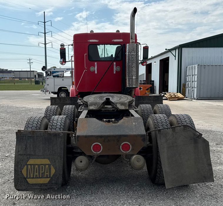 image for item DY8194 2007 Kenworth semi truck