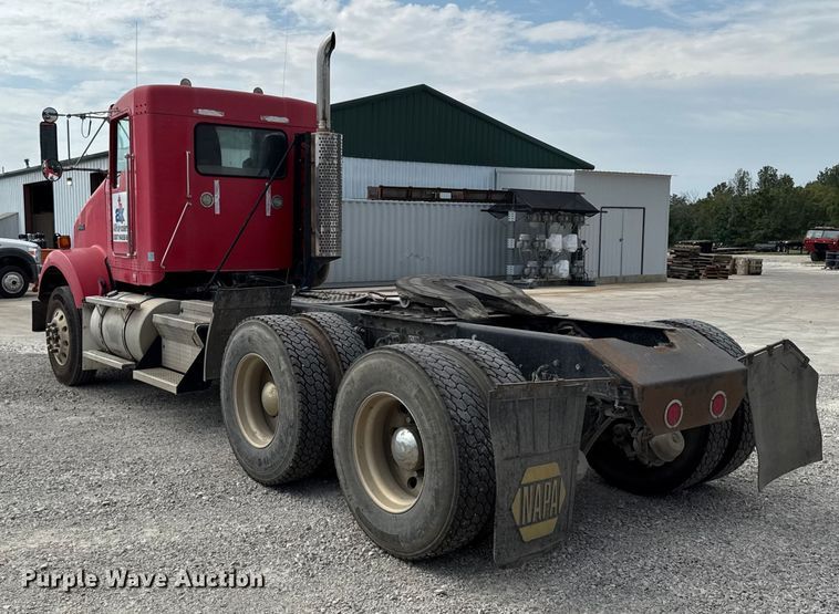 image for item DY8194 2007 Kenworth semi truck