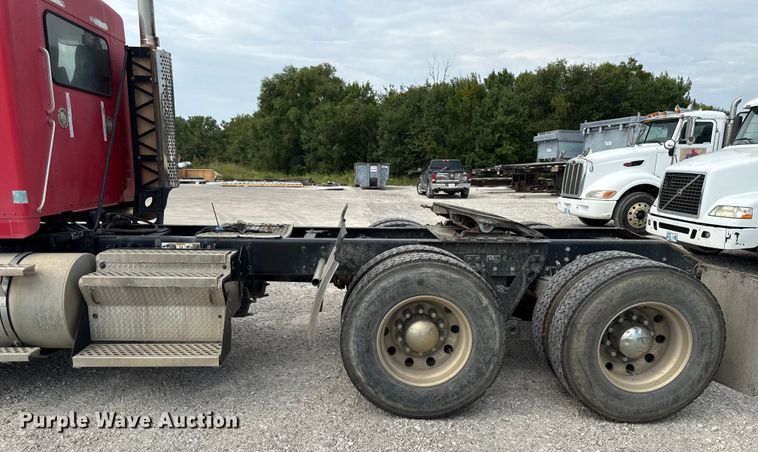 image for item DY8194 2007 Kenworth semi truck