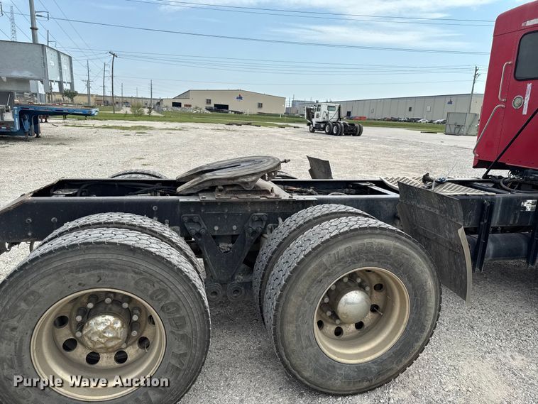 image for item DY8194 2007 Kenworth semi truck