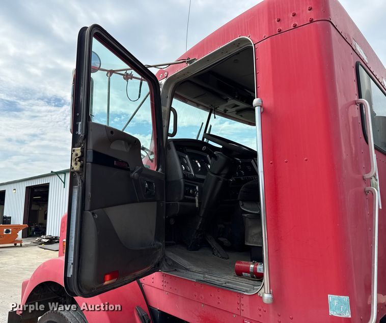image for item DY8194 2007 Kenworth semi truck