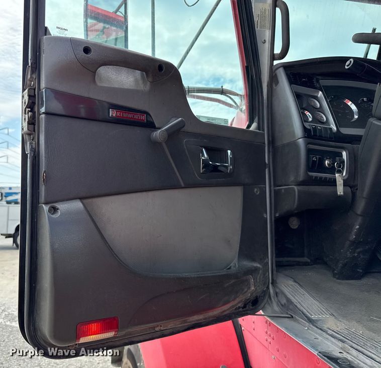 image for item DY8194 2007 Kenworth semi truck