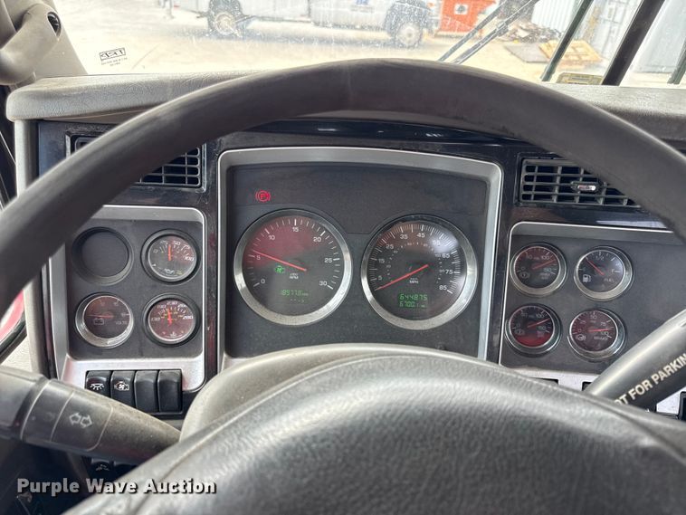 image for item DY8194 2007 Kenworth semi truck