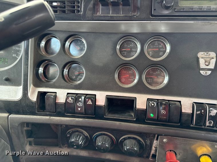 image for item DY8194 2007 Kenworth semi truck