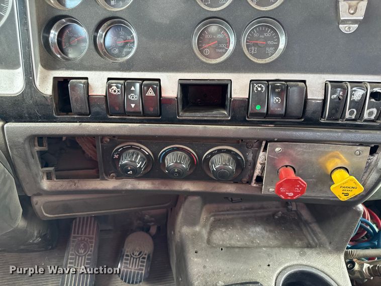 image for item DY8194 2007 Kenworth semi truck