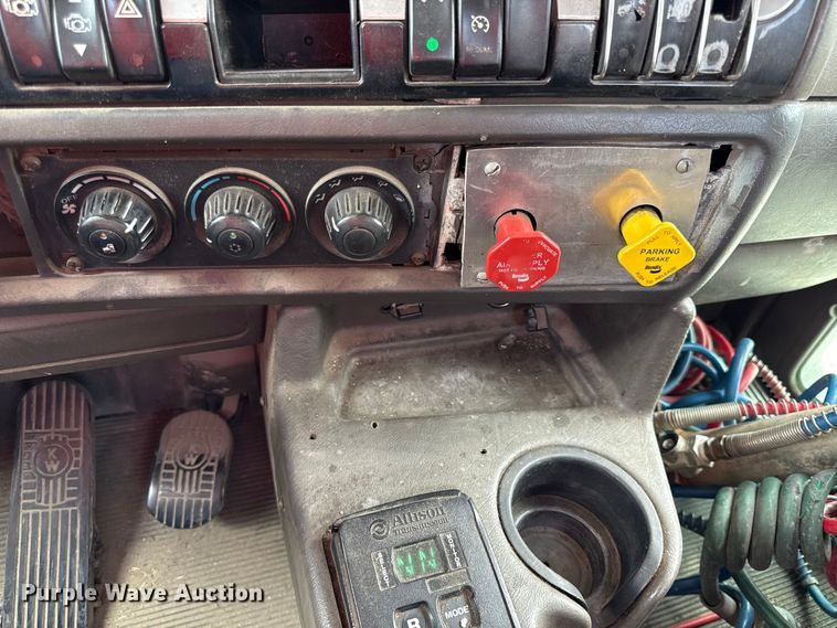 image for item DY8194 2007 Kenworth semi truck