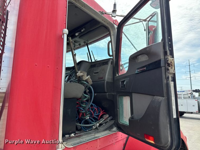 image for item DY8194 2007 Kenworth semi truck