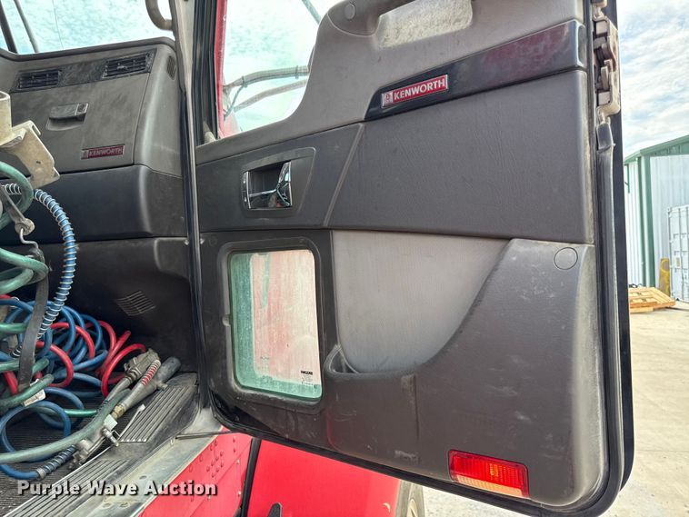 image for item DY8194 2007 Kenworth semi truck