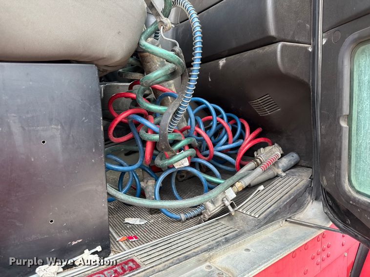 image for item DY8194 2007 Kenworth semi truck