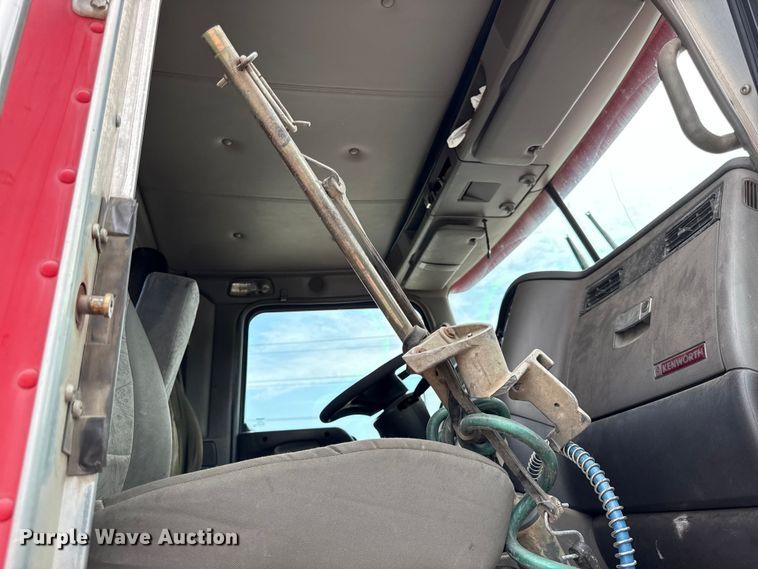 image for item DY8194 2007 Kenworth semi truck