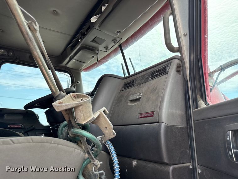 image for item DY8194 2007 Kenworth semi truck