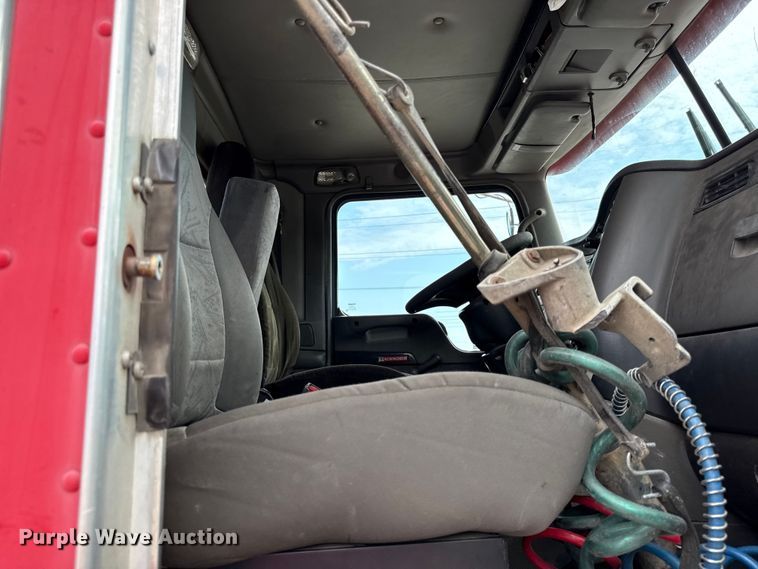 image for item DY8194 2007 Kenworth semi truck