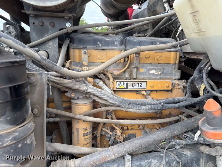 image for item DY8194 2007 Kenworth semi truck