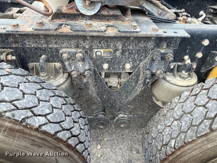 image for item DY8194 2007 Kenworth semi truck