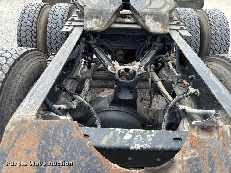 image for item DY8194 2007 Kenworth semi truck