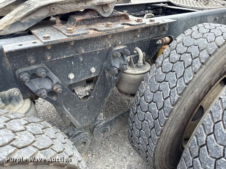 image for item DY8194 2007 Kenworth semi truck