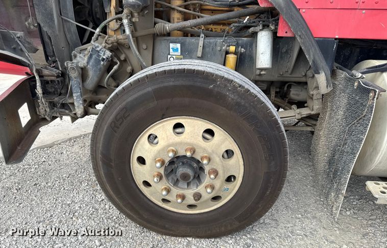 image for item DY8194 2007 Kenworth semi truck