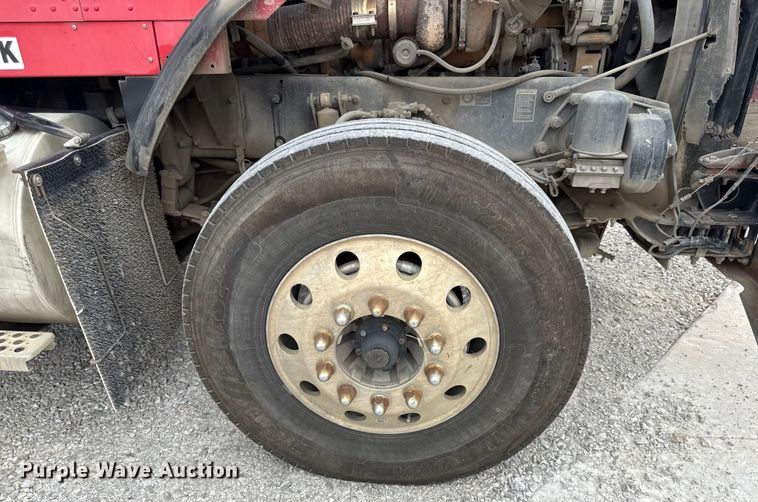 image for item DY8194 2007 Kenworth semi truck