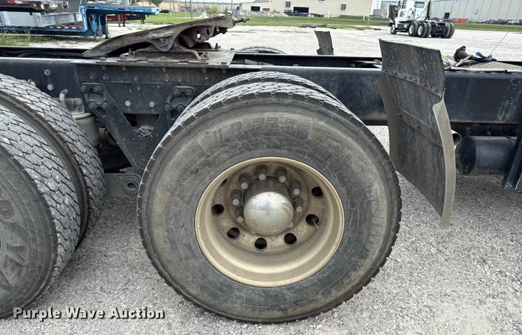 image for item DY8194 2007 Kenworth semi truck