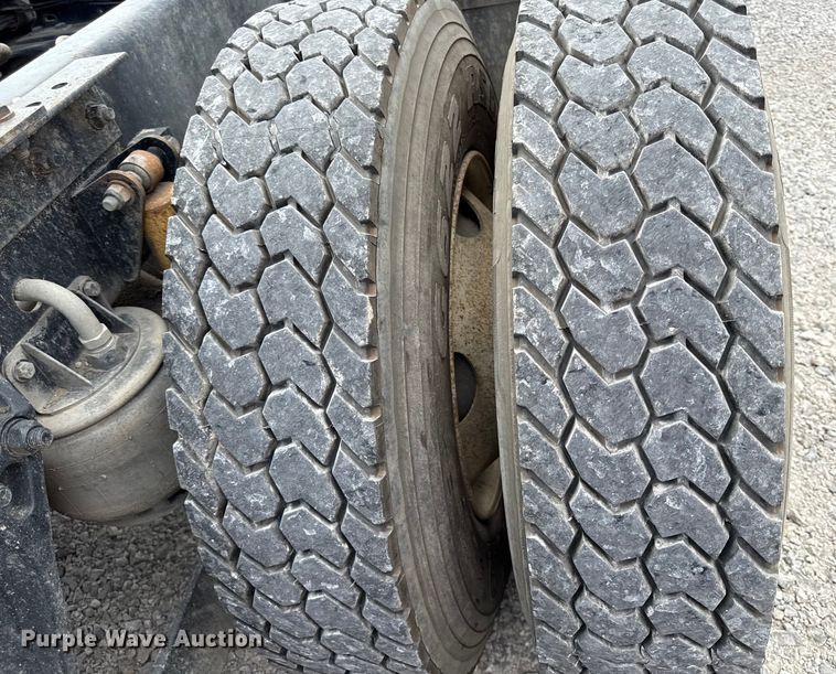 image for item DY8194 2007 Kenworth semi truck