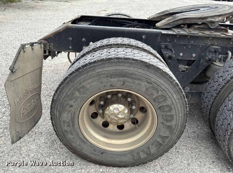 image for item DY8194 2007 Kenworth semi truck