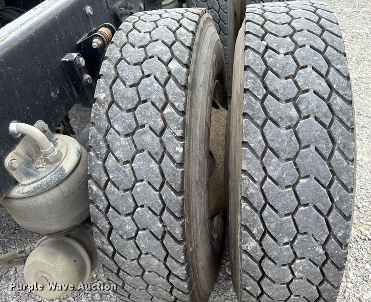 image for item DY8194 2007 Kenworth semi truck