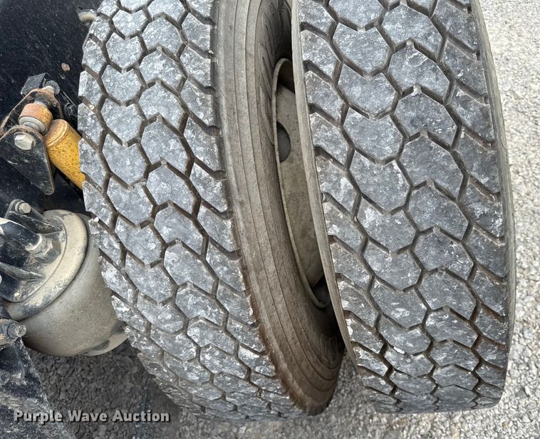 image for item DY8194 2007 Kenworth semi truck