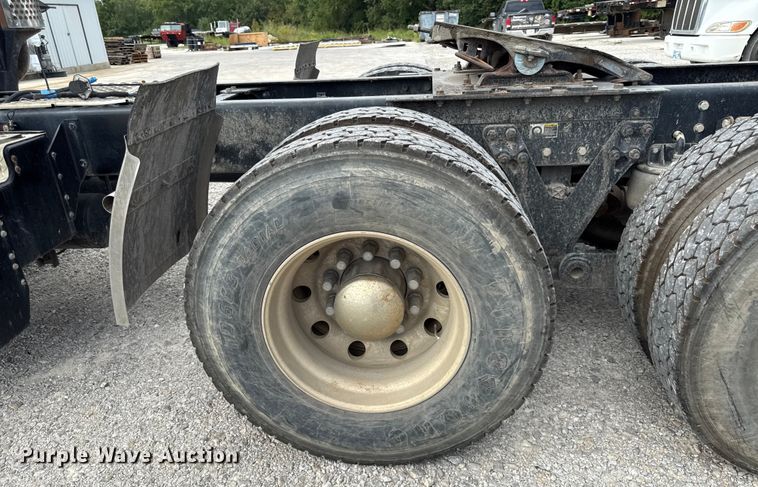 image for item DY8194 2007 Kenworth semi truck