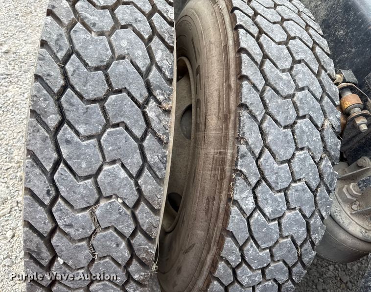 image for item DY8194 2007 Kenworth semi truck