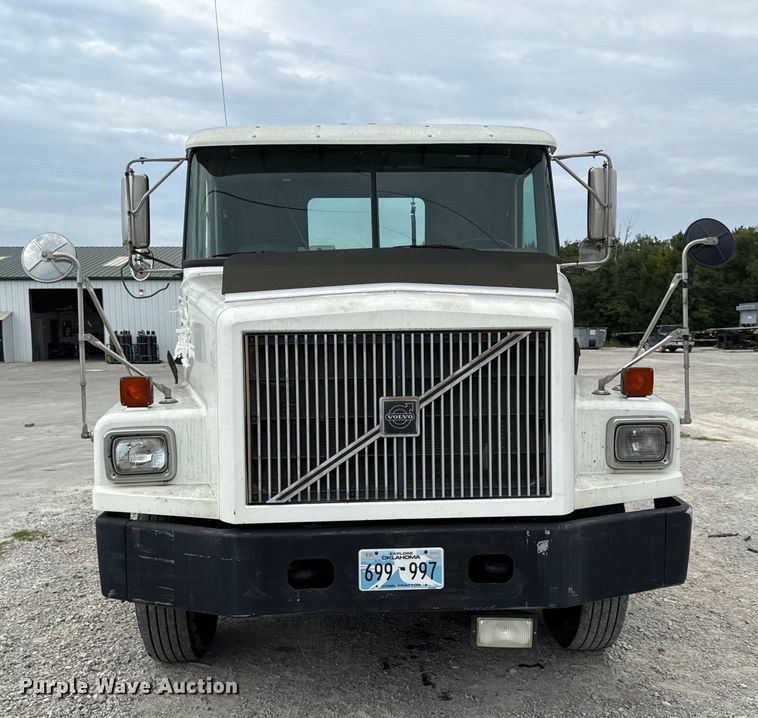 image for item DY8196 1996 Volvo WG semi truck