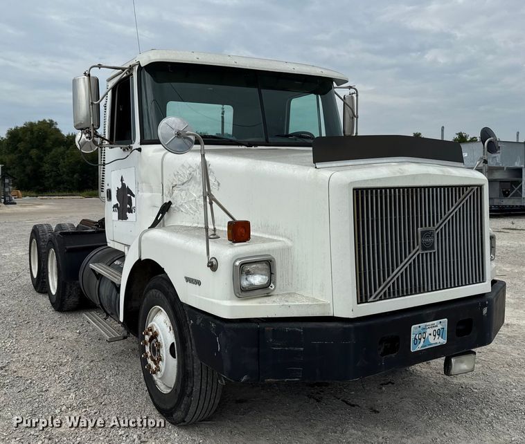 image for item DY8196 1996 Volvo WG semi truck