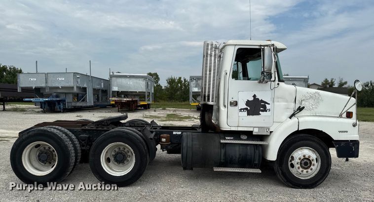 image for item DY8196 1996 Volvo WG semi truck