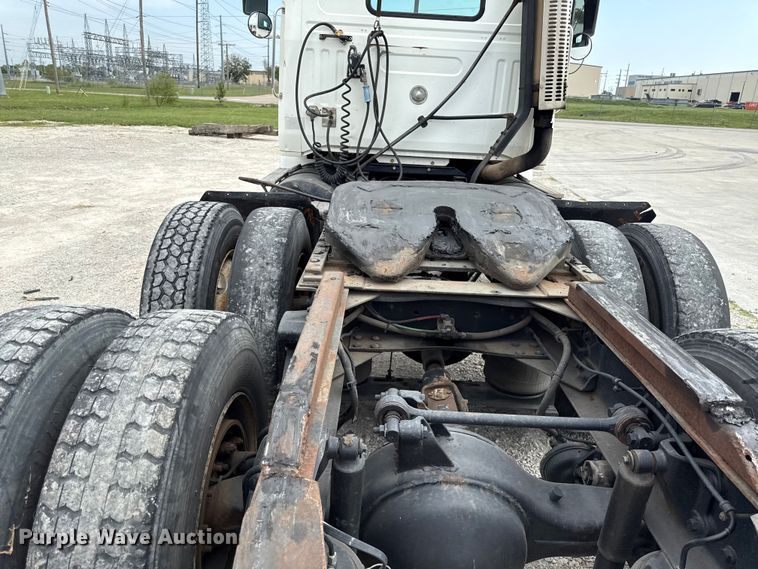 image for item DY8196 1996 Volvo WG semi truck