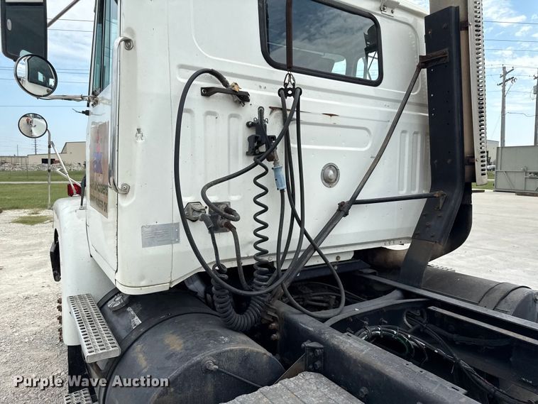 image for item DY8196 1996 Volvo WG semi truck