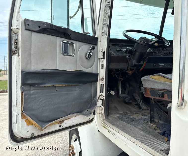 image for item DY8196 1996 Volvo WG semi truck