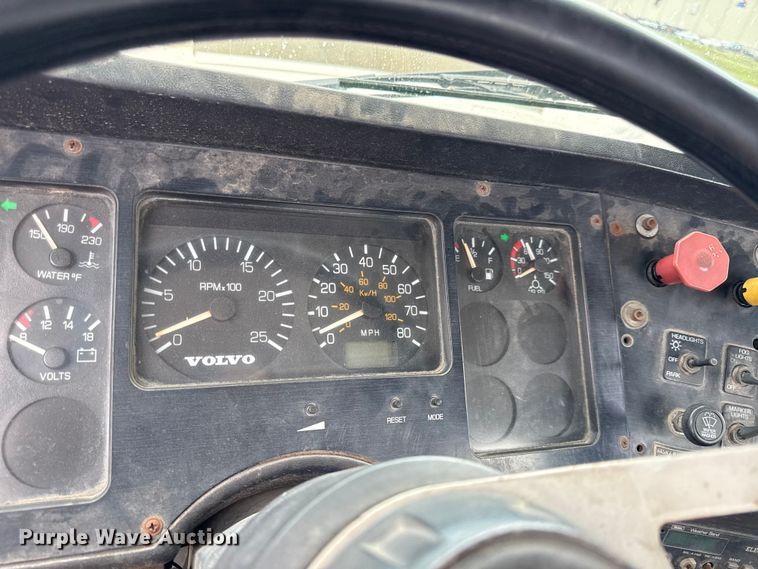 image for item DY8196 1996 Volvo WG semi truck