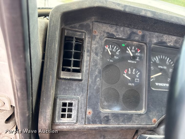 image for item DY8196 1996 Volvo WG semi truck